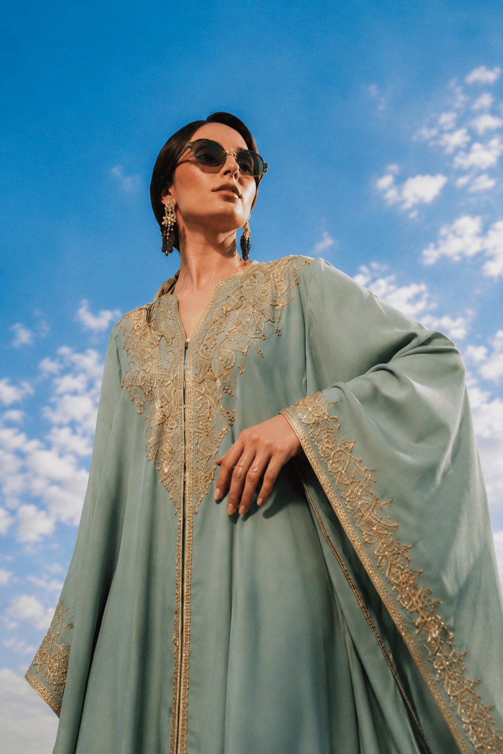 إطلالة جلابية خضراء بتطريز ذهبي ضمن تشكيلة LAVYA
